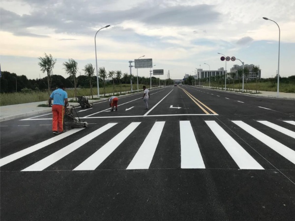 道路划线施工队.jpg